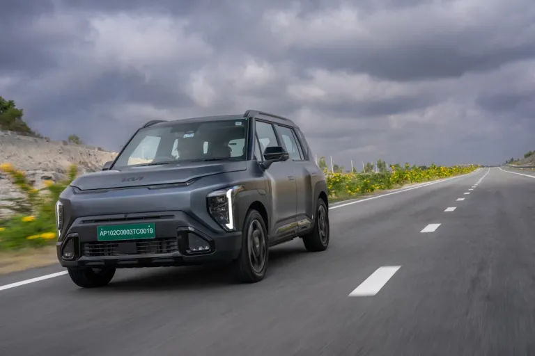 2026 kia syros ev front motion shot.jpg 2026 kia syros ev front motion shot.jpg