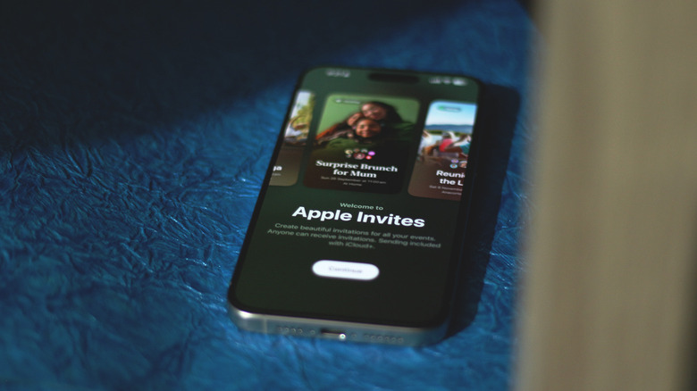 Apple iPhone वर ॲप आमंत्रित करते.