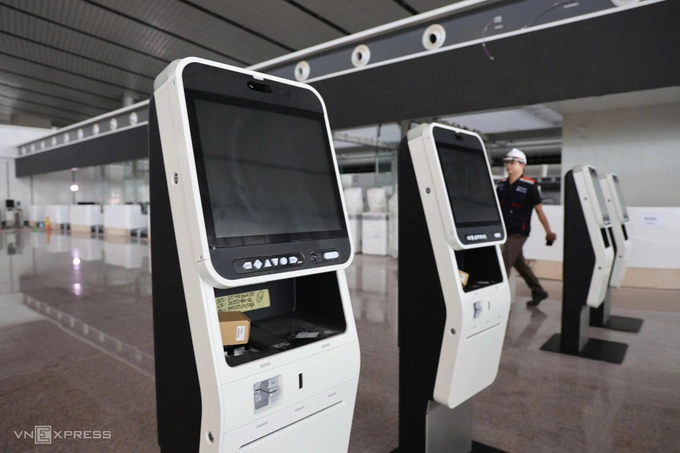 पॅसेंजर टर्मिनलवर चेक-इन यंत्रणा बसवली. फोटो: Phuoc Tuan