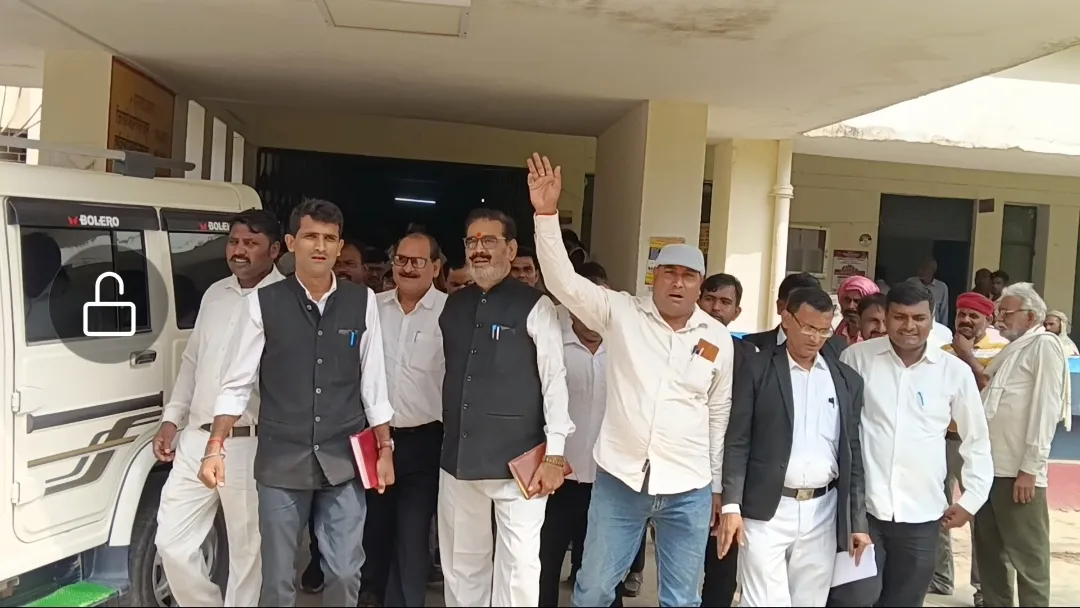 लालगंज तहसीलमध्ये लाचखोरी आणि भ्रष्टाचाराविरोधात वकिलांचे चक्रव्यूह आंदोलन