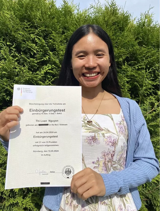 Nguyen Thi Loan ला तिचे जर्मन नागरिकत्व चाचणी प्रमाणपत्र मे 2024 मध्ये मिळाले. कर्जाचे फोटो सौजन्य