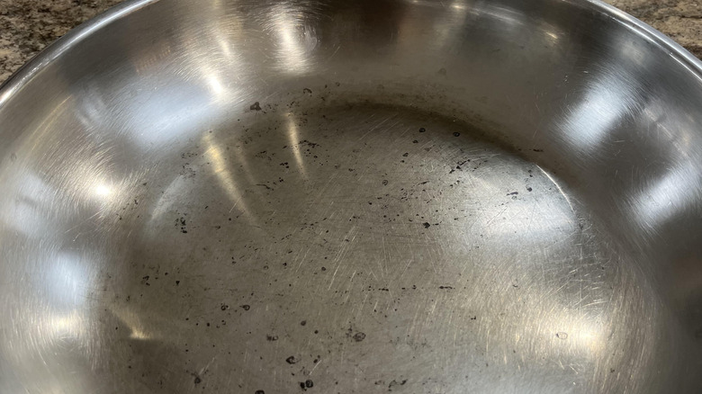 स्कफ अप स्टेनलेस स्टील फ्राईंग पॅनचे क्लोज-अप