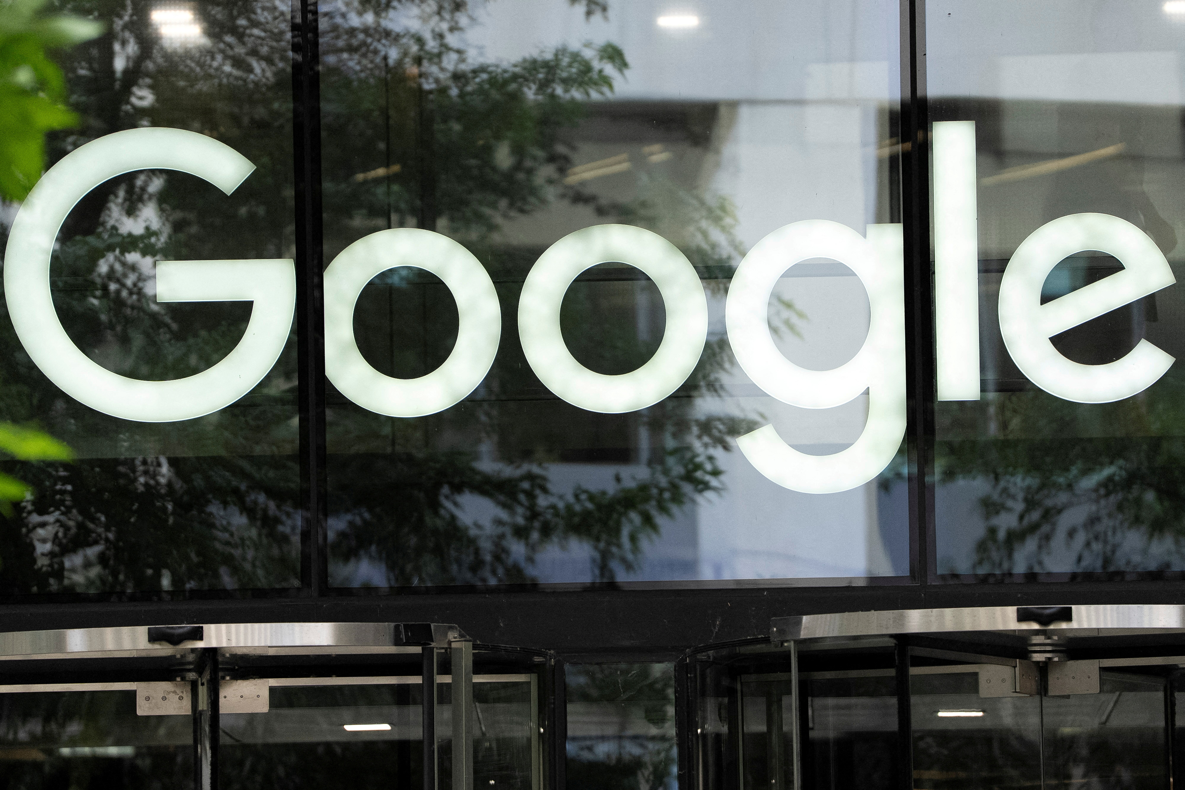 Google नवीनतम बिग टेक प्रकरणात ॲप स्टोअर फीसाठी £1 अब्ज यूके खटला लढवते | रॉयटर्स