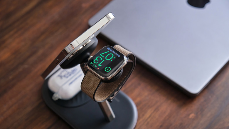 चार्जिंग स्टेशनवर Apple Watch