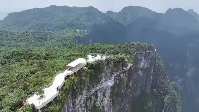 चीनमधील तरंगणारी आकाशाची शिडी जिंकण्यासाठी पर्यटक आपला श्वास रोखून धरतात