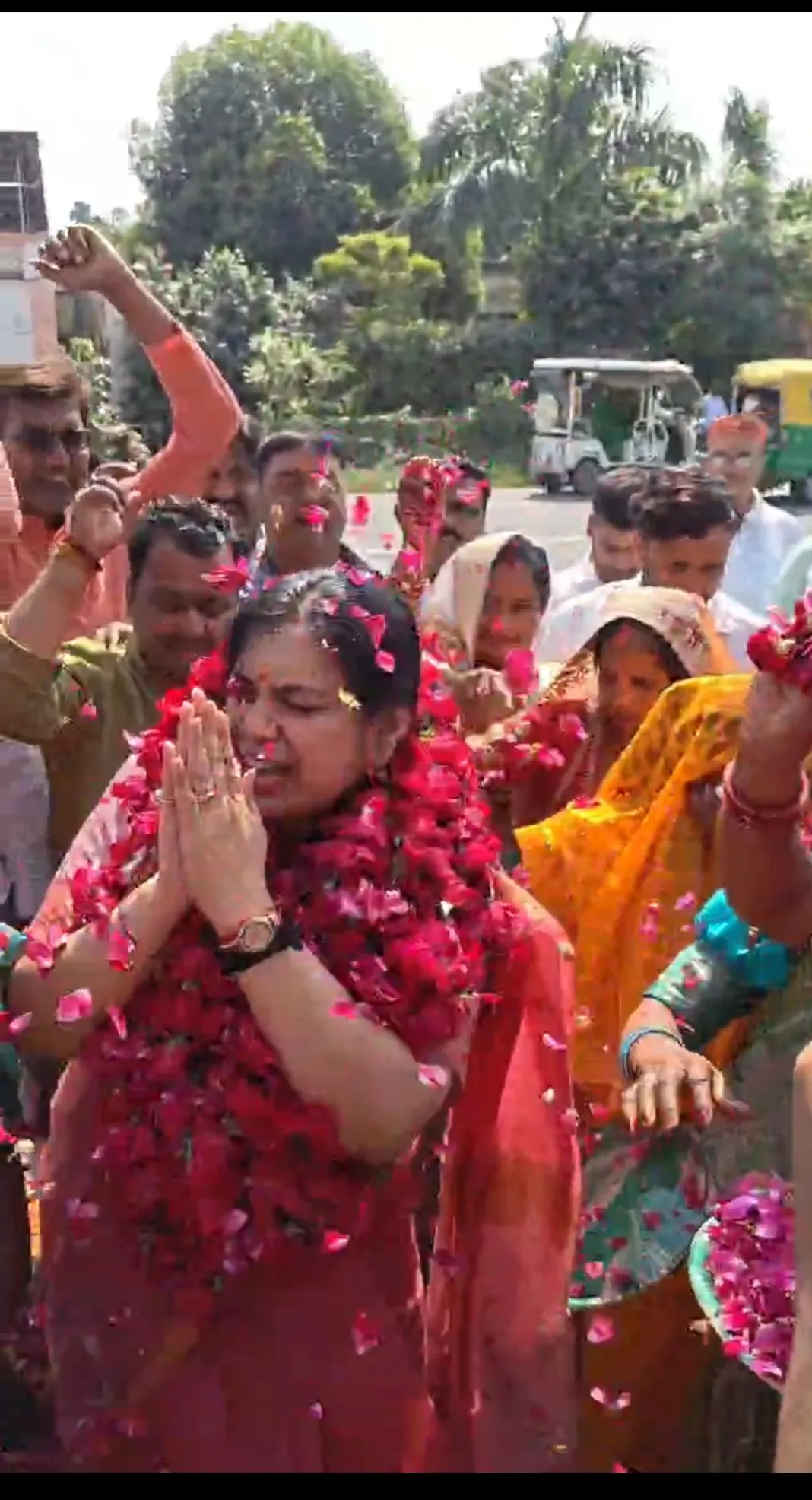 माजी IAS दिव्या मित्तल यांनी विंध्याचल धाम येथे दर्शन आणि पूजा केली, मिर्झापूरशी आत्म्याचे नाते सांगितले.