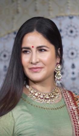 लंडनमधील के ब्युटी लॉन्च इव्हेंटमध्ये बोलताना, अभिनेत्याने तिला तोंड द्यावे लागलेल्या ट्रोलिंग आणि बॉडी-शेमिंगला संबोधित केले आणि तिने सोशल मीडियाच्या मते तिला मागे का ठेवण्यास नकार दिला.