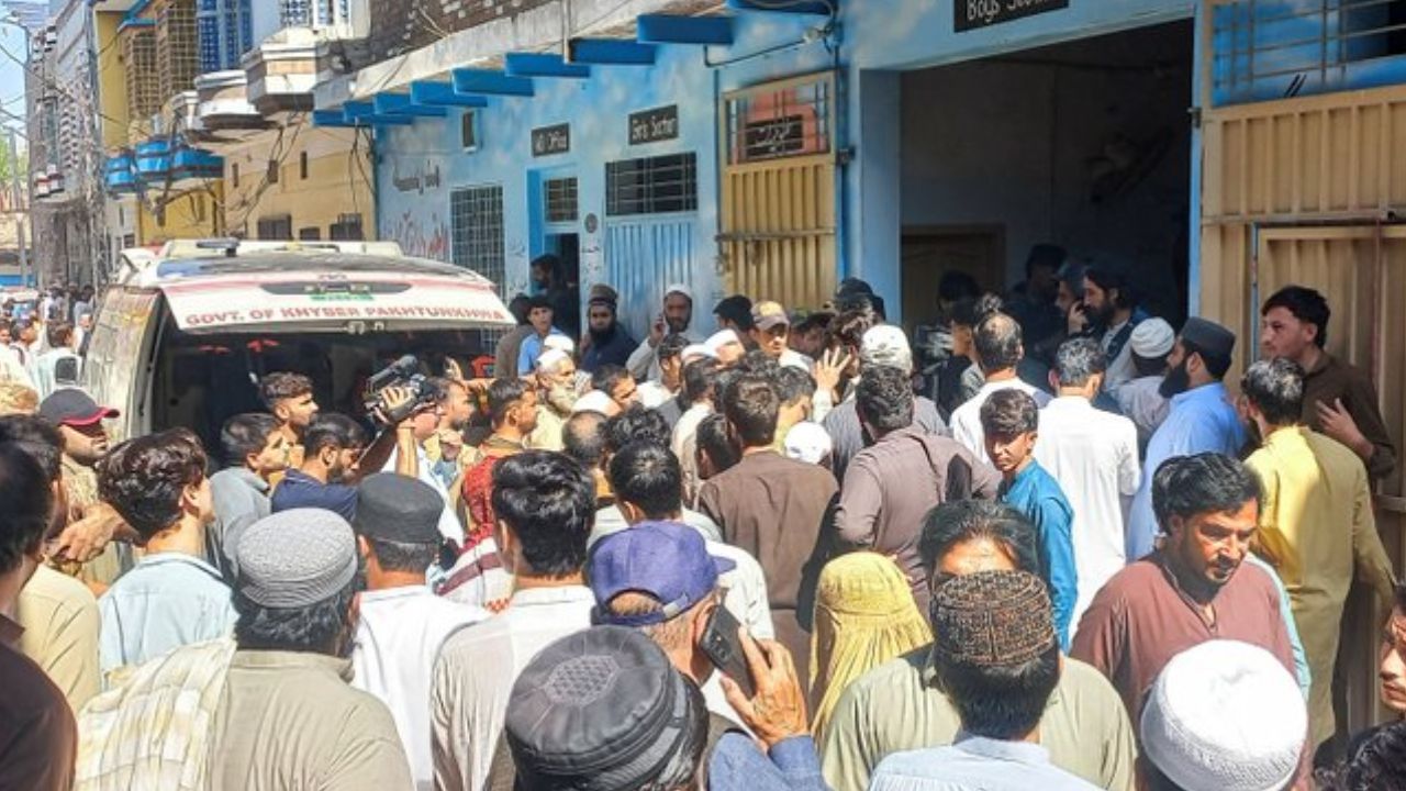 पाकिस्तानमधील शाळा मोडकळीस आली (1)