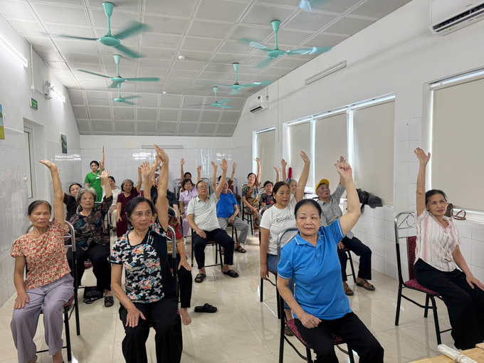 बो डी वॉर्ड डे केअर सुविधेत वृद्ध लोक व्यायाम करतात. फोटो: माई फुओंग