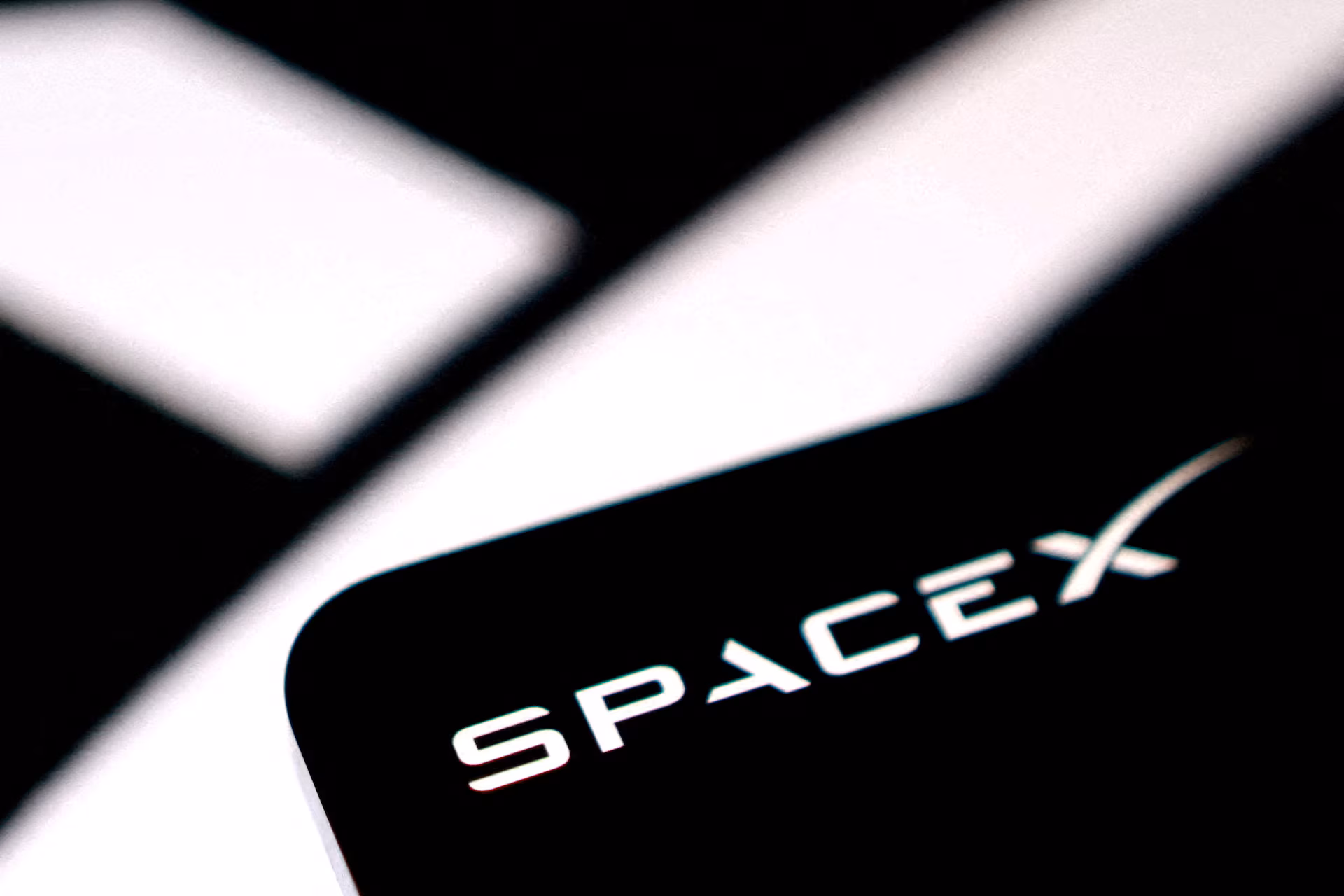 SpaceX च्या स्पेक्ट्रम डीलने ते अजूनही दूरसंचार दिग्गजांना टक्कर देण्यापासून दूर सोडले आहे रॉयटर्स