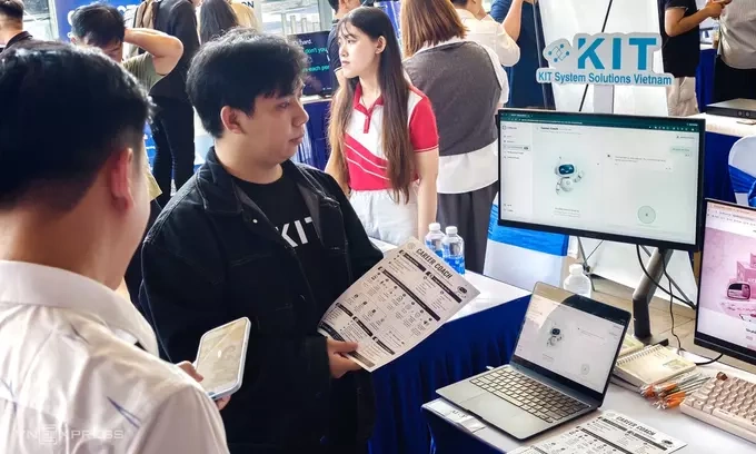 HCMC मधील एका कार्यक्रमात विद्यापीठाचे विद्यार्थी AI बद्दल शिकतात. बाओ लाम यांचे छायाचित्र