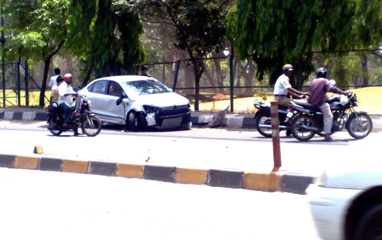 volkswagen vento अपघात म्हैसूर रोड किरकोळ उच्च न्यायालय वडील केस.jpg volkswagen vento अपघात म्हैसूर रोड किरकोळ उच्च न्यायालय वडील केस.jpg