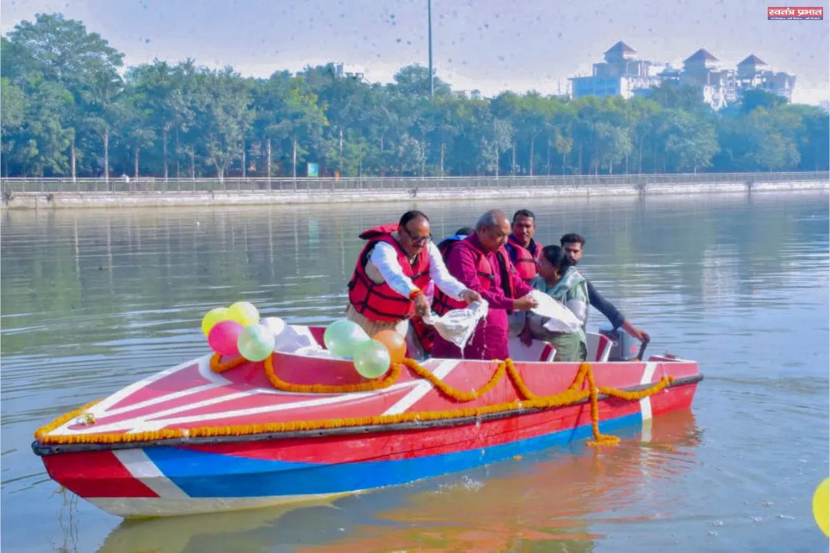 गोमती नदीत ५० हजार मासे सोडले, जलचर जैवविविधता संवर्धनाला चालना मिळणार