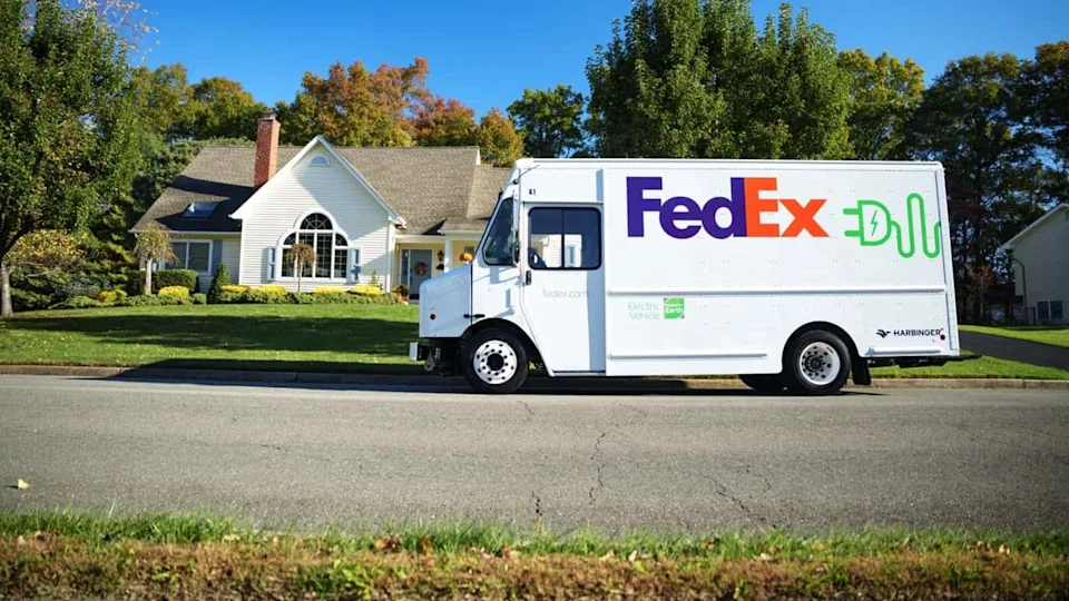 FedEx ने नुकतेच 2,000 इलेक्ट्रिक ट्रक्स मागवले जे इंधनावर दरवर्षी $40 दशलक्ष वाचवतील