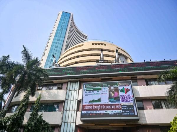 सेन्सेक्स आणि निफ्टी सपाट उघडले कारण आयटी आणि रिअल्टी समभागांनी नफा मिळवला